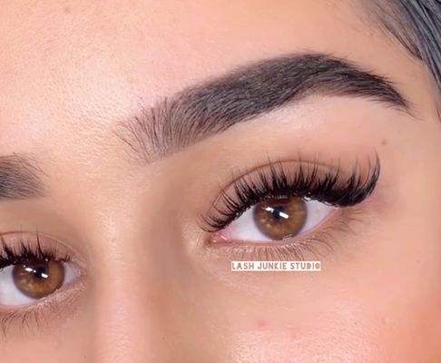 Hybrid cat eye wispy look