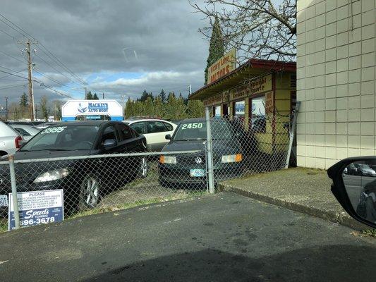 Parking is not clear. You have to pull into the convenient store next door or go around back.