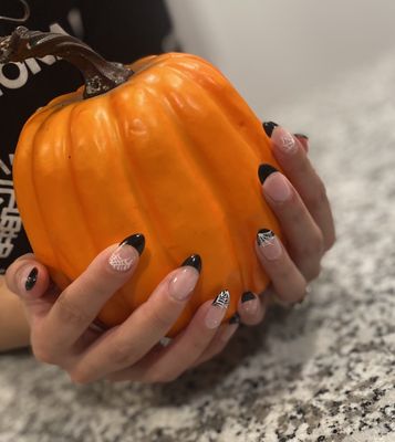 These are my favorite Halloween nails I've ever gotten. Thank you Queenie!