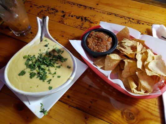 Queso & chips