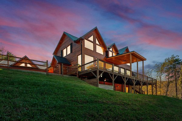 Lovely log cabin in the mountains of NC.