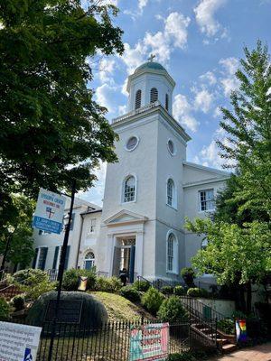 The exterior of the church is in the Federal style