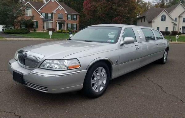 6 passengers executive limousine