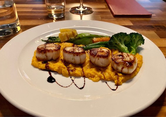 Pan Seared Scallops, Sweet Potato Purée, Balsamic Glaze