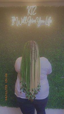 women's knotless box braid with extended length and beads