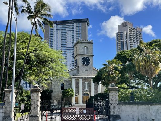 1/10/21 No, it's not 6:30... the Kauikeaouli clock isn't working.  The Kawaiahao Church is temporarily closed.