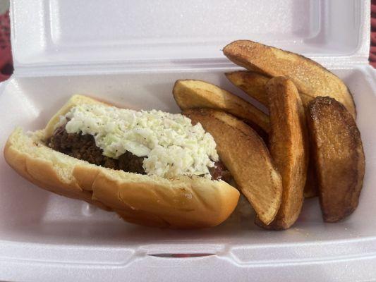 First time here I got a Hot Dog with chili and slaw with homemade potato wedges and a coke for $7 what a deal.