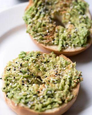 Easy avocado bagel sandwich