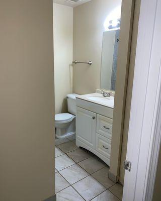 One bedroom bathroom entryway