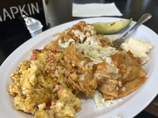 Chilaquiles con huevos revueltos