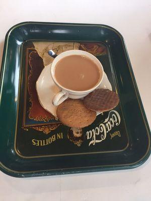 A nice cup of tea with chocolate biscuits !