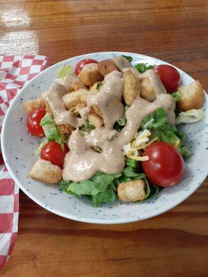 Garden salad with thousand island dressing