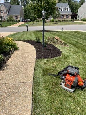 Do you need your flower beds mulched, hedges trim, lawn care,  landscaping??? Send me a message for free estimates. Thank you.