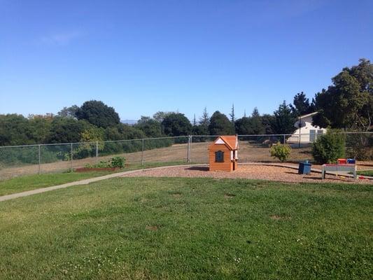 Lots of room to play! Garden & play house.