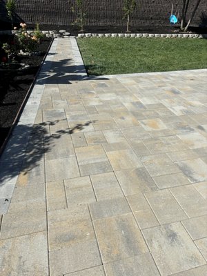 Belgard Catalina grana Victorian color with a Riviera border