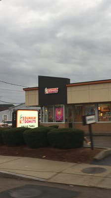 Framingham Dunkin Donuts -- 334 Waverly Street / Route 135, Framingham        Sign & Exterior