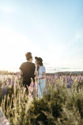 Couples photoshoot in a field of wild flowers in Puyallup, WA.