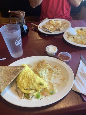 Fajita omelet with hash browns & wheat toast