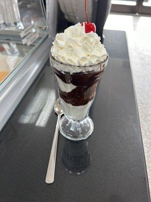 Hot fudge sundae