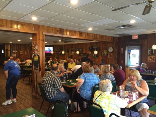 Always been a spot that fills up like this. Love mom & pop restaurants like this one :)