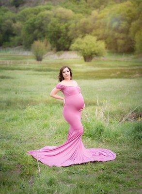 I help you pose to look your best in your maternity photos!