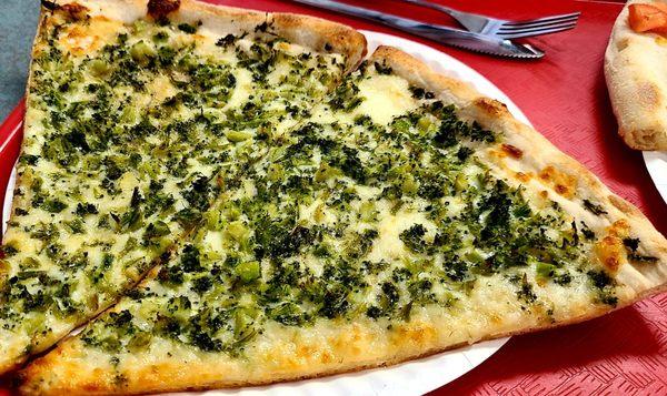 White pizza with broccoli