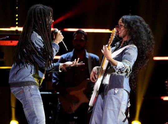 H.E.R on stage with the Marley family performing at the 2020 NAACP Awards photo by Dave Evans of Backstage Access Mag.