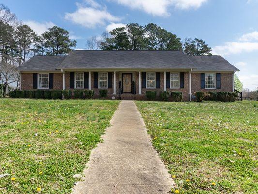 Raleigh Ranch with 3 car garage! Convenient location and wonderful floor plan!