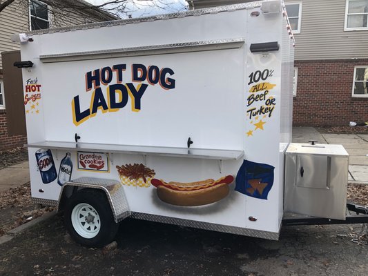 Hotdog Trailer that serves delicious hotdogs with amazing topping