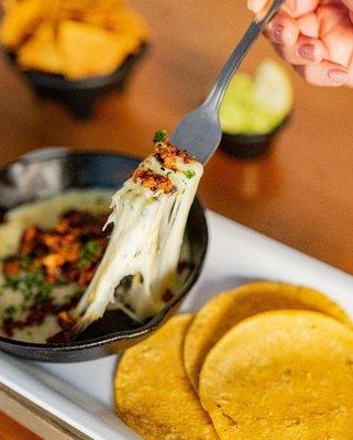 Choriqueso: Melted cheese with shredded Chorizo(pork) ​​and 4 corn tortillas