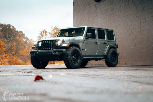 Rough Country 2.5" Lift Kit Installed on 2021 Jeep Wrangler