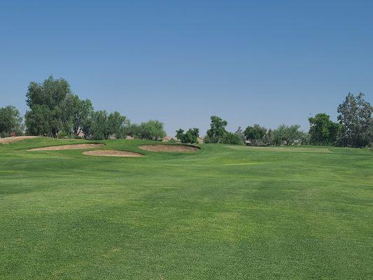 Mission Royale #9 Stay away from the green side bunkers in order to save par on this hole!