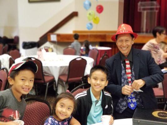 Mr. O entertaining a few of the keikis with his tableside magic.....