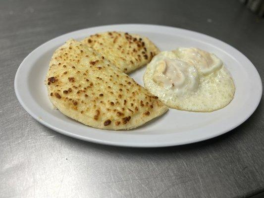 # 1 Arepa con Queso & huevos fritos