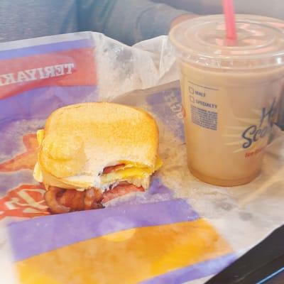 Breakfast sandwich y Iced coffee