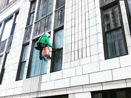 High rise window cleaning in down town kansas city high rise.