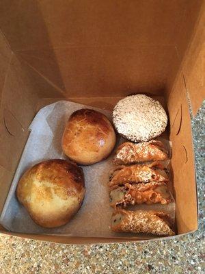 Sfogliata Frolla, mini Cannoli, Caprese.