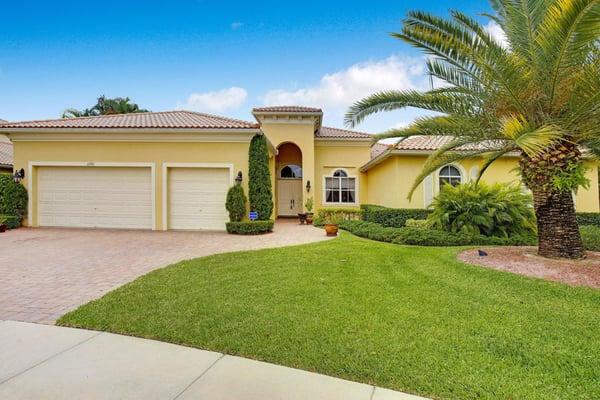 Luxury home for sale in Wellington Fl. This home has 5 bedroom, 3 full bathroom and 3 half baths, total of 4,022 square feet!...