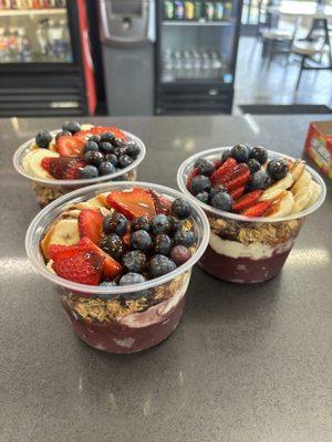 Berry banana bowl: açaí base, Greek yogurt, granola, strawberries, blueberries, banana and chocolate drizzle.  Yum!