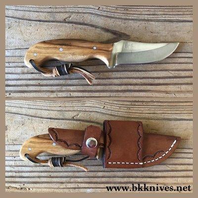 6 3/4 in stainless steel skinner with a hardwood handle