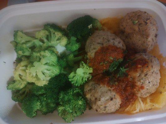 Turkey meatballs over spaghetti squash with broccoli