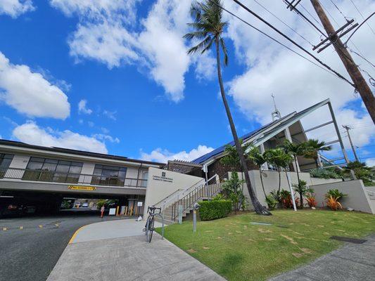 Some covered parking (entrance on the left of the main building)... all parking is free... street parking is free, also (Keeaumoku Street)