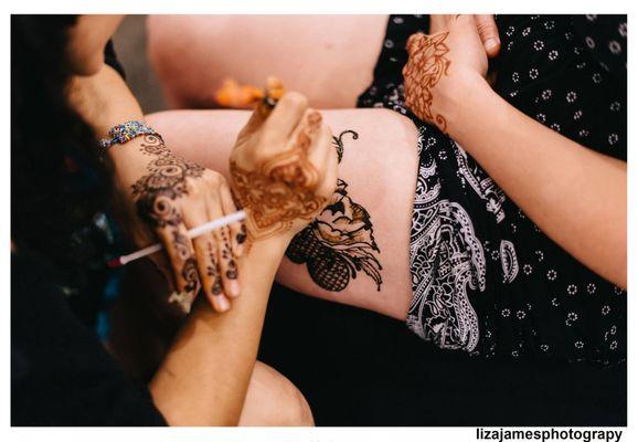 Margarita making henna.