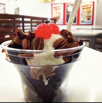 Hot fudge sundae with pecans