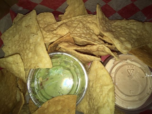 Chips guacamole and mojo sauce