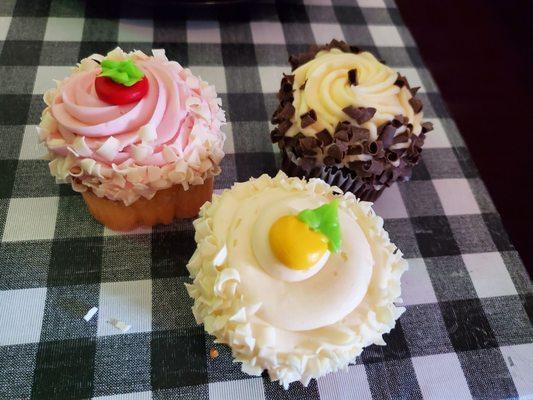 Cup cakes from deli