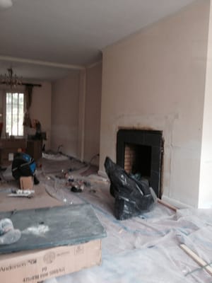 Plastering and painting of an apartment and installation crown mouldings throughout the apartment