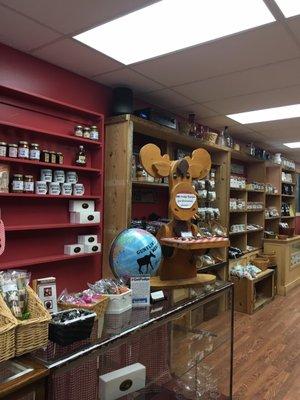 Cute north shore store! Delicious homemade fudge, truffles, and taffy!! Plus other great gifts!!