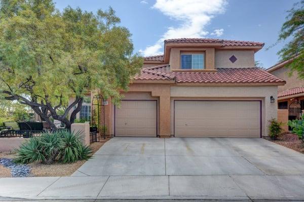 Backs up to fabulous Pueblo Nature Park in Summerlin