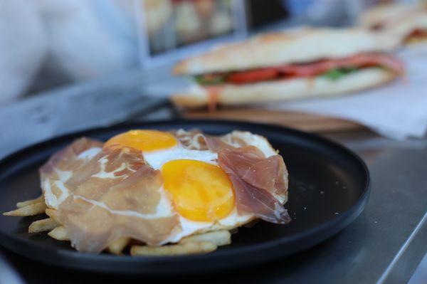 Huevos rotos, papas, fritas con huevo y jamón serrano